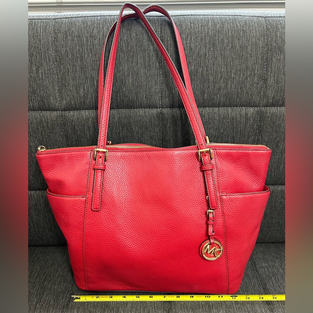 Beautiful red Michael Kors bag. Used in EXCELLENT condition.
